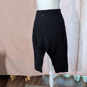 Black High-Waisted Capri Pants
